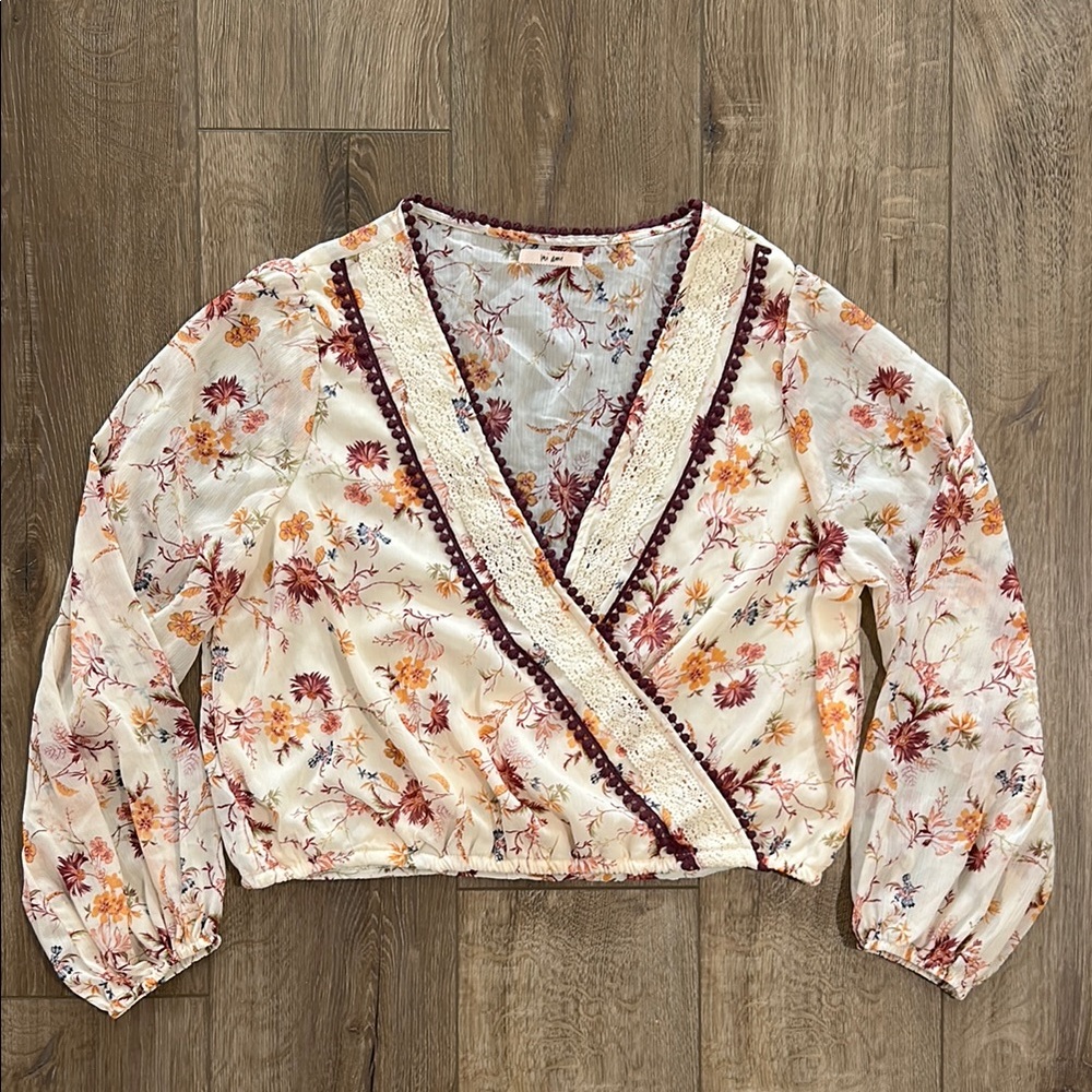 Like new - MI AMI Floral Wrap Crop Blouse with Lace Trim - Picture 10 of 13